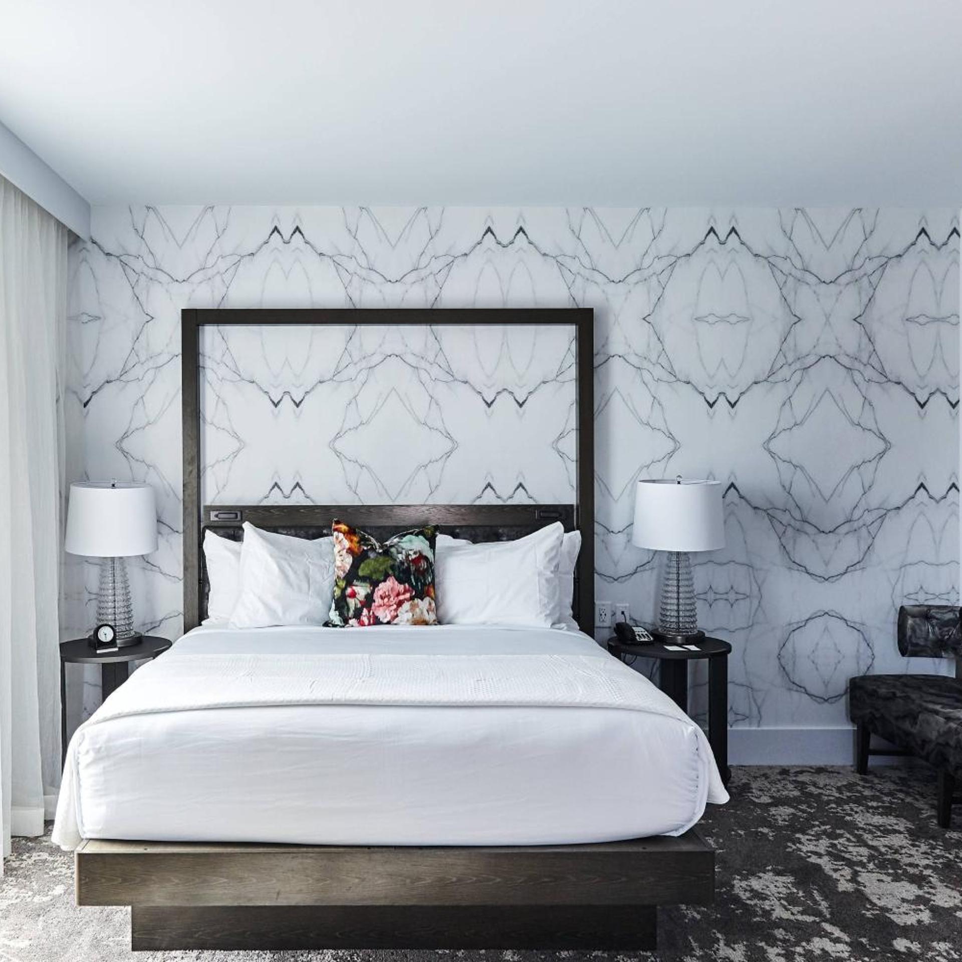 DELUXE, KING BED