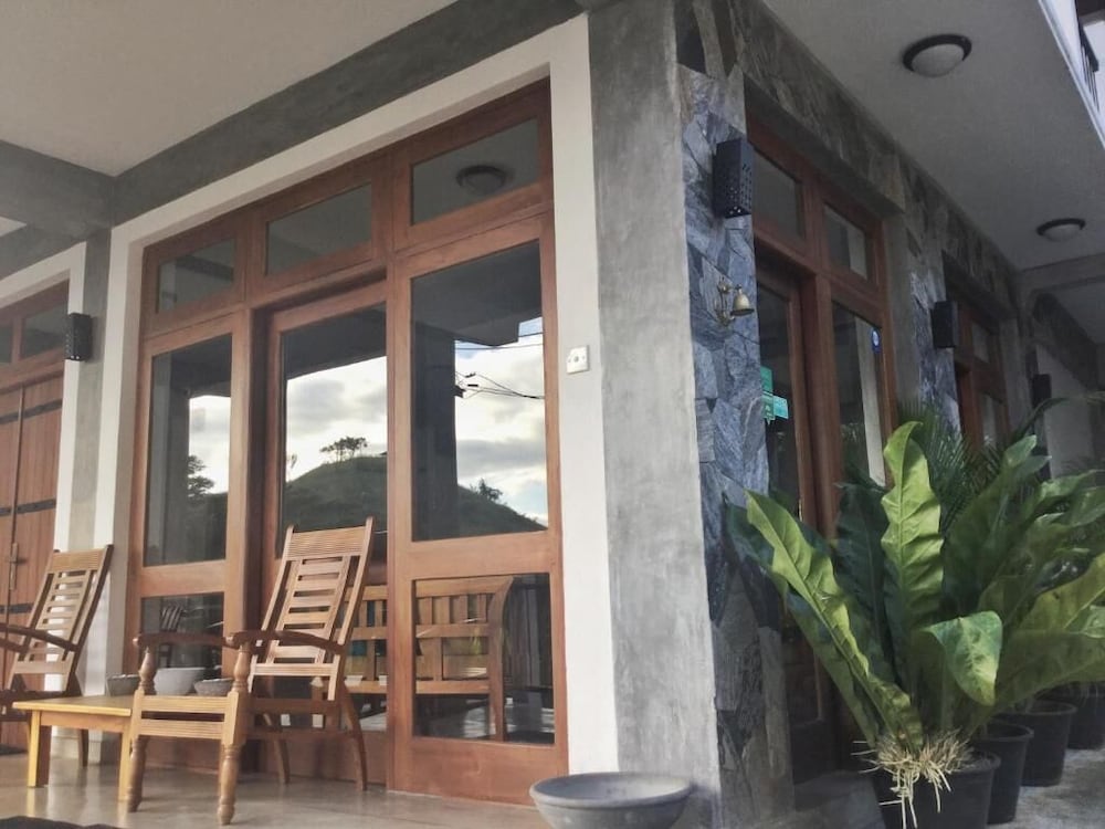 Hanthana House 8/72