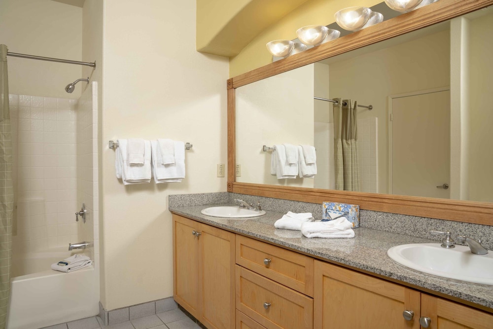 1 Bedroom, Suite, King Bed, Private Bathroom, Sofa