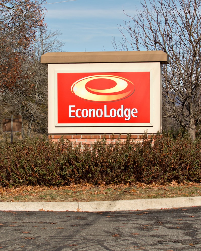 Econo Lodge Lexington Downtown Near I-81 24/29