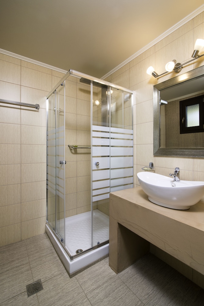 Kallisti Apartment Hotel 36/38