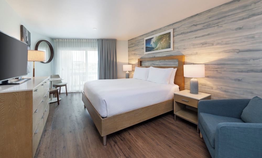 Deluxe, Queen Bed, Partial Ocean View
