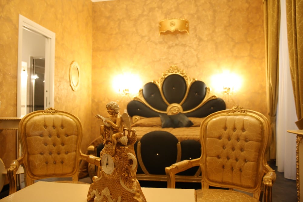 Pope's Suites 34/50