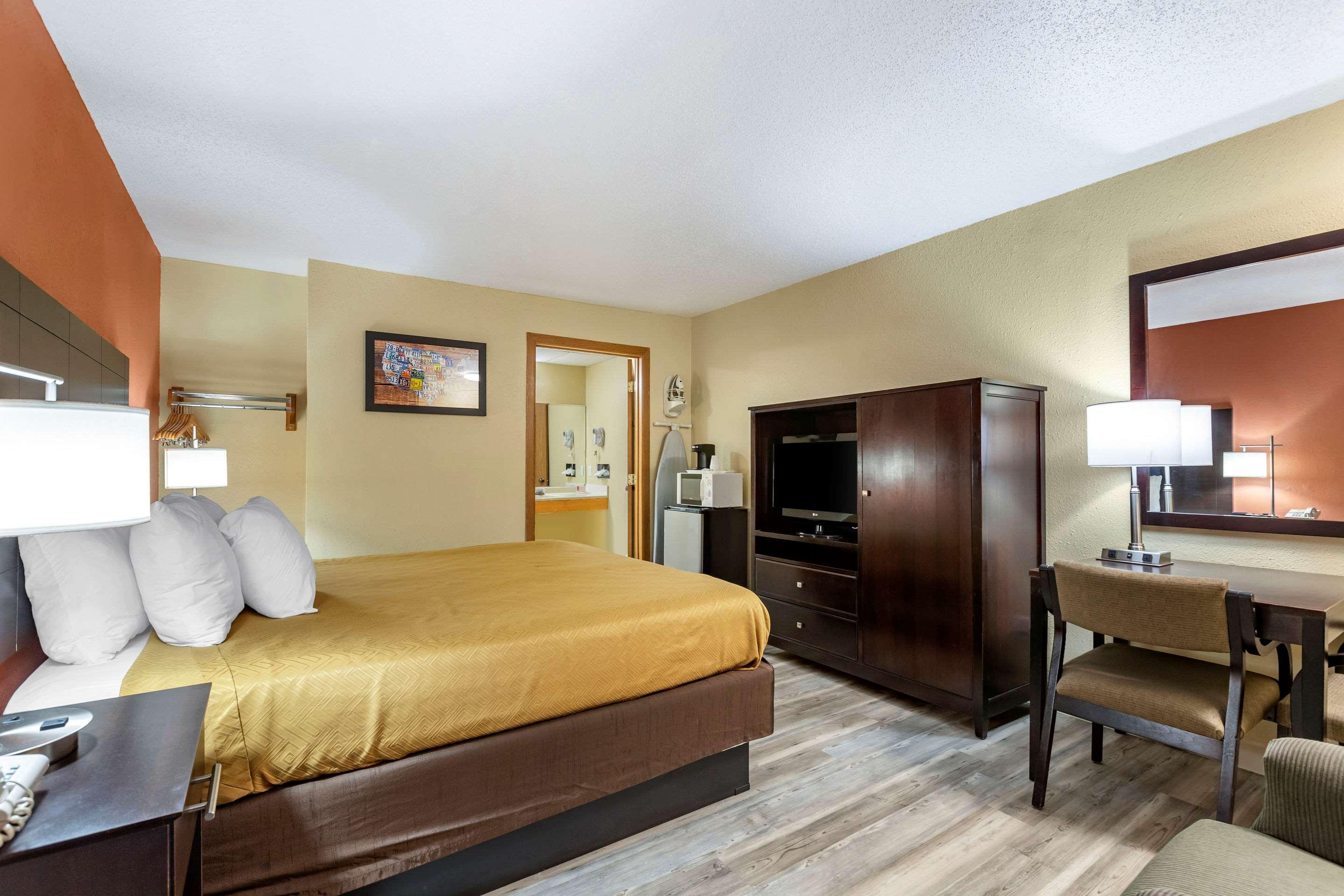 Econo Lodge Urbandale-Northwest Des Moines 11/18