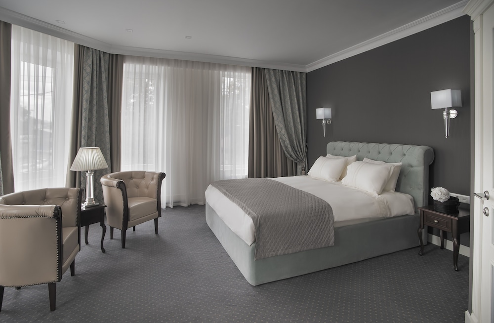DELUXE, KING BED