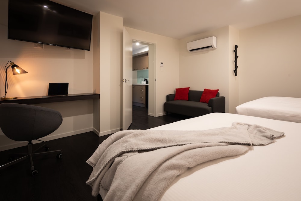 Ascot Budget Inn 10/77