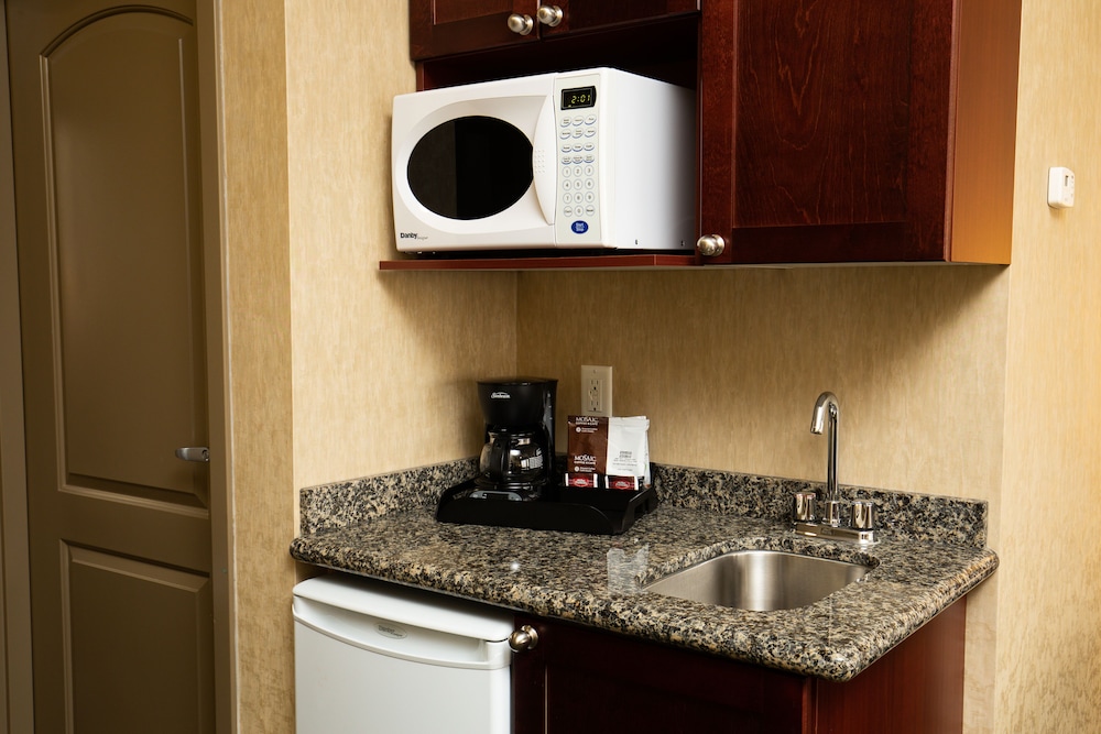 Redwood Inn Suites Grande Prairie 33/61