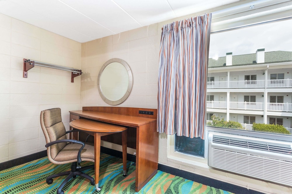Howard Johnson by Wyndham Virginia Beach At The Beach 21/24
