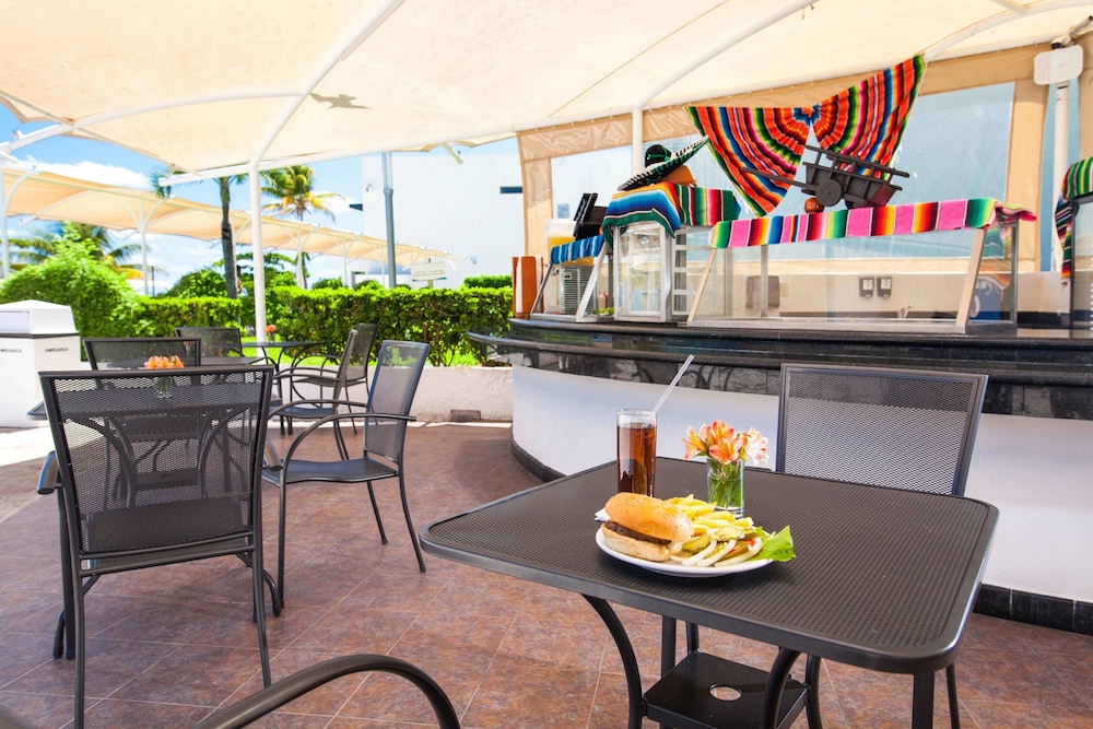 Aquamarina Beach Hotel Cancun 38/63