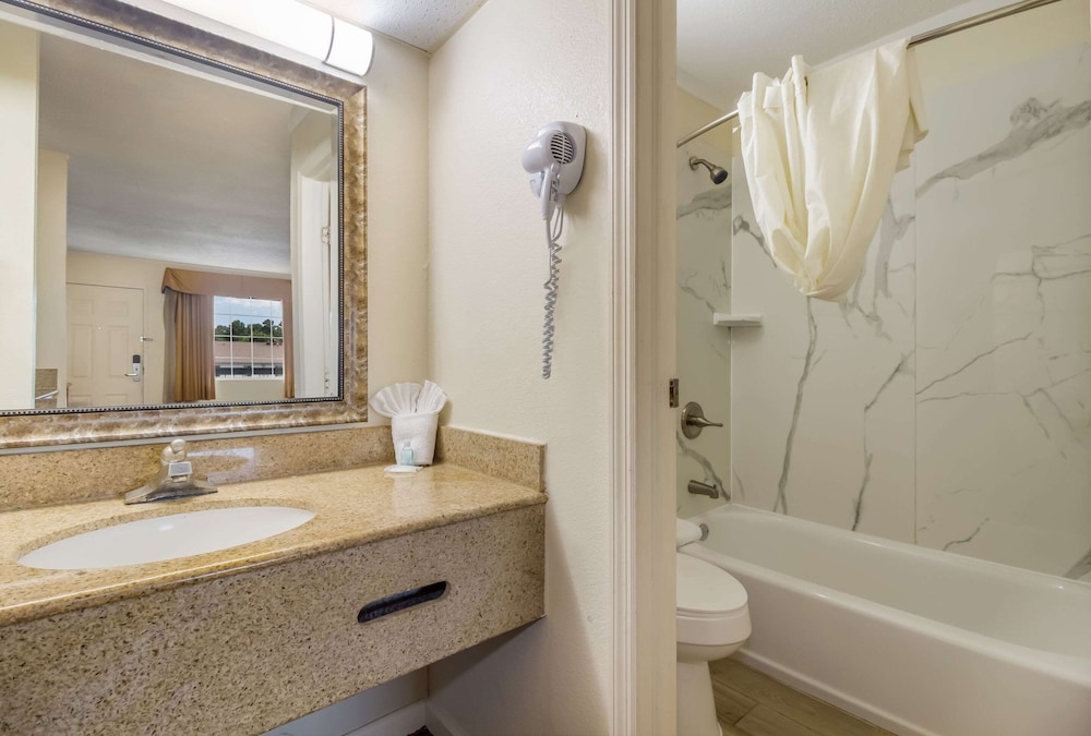 غرفة قياسية بسريرين مزدوجين، Suburban Studios Florence I-95 5/6