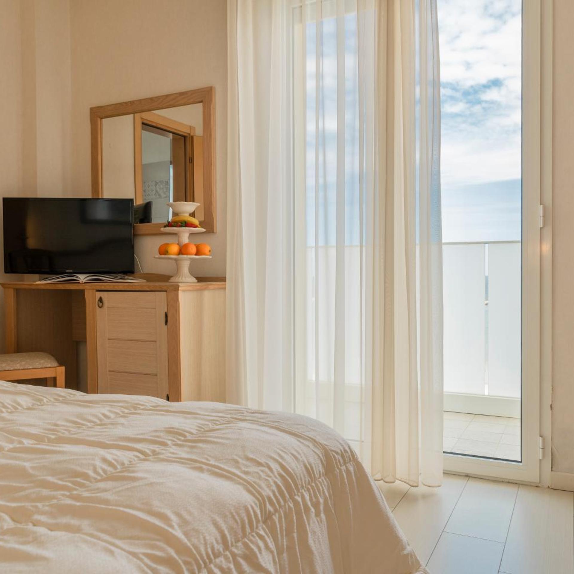 Hotel Mondial 13/48