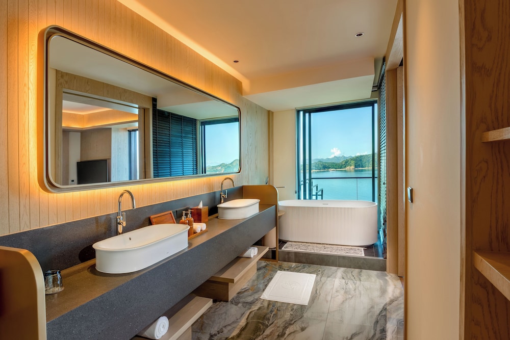 1 BEDROOM, ROYAL, PENTHOUSE