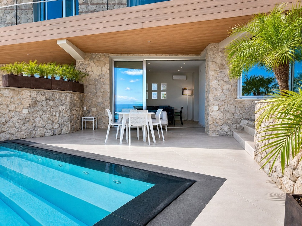 Isola Bella Infinity Suites 24/50