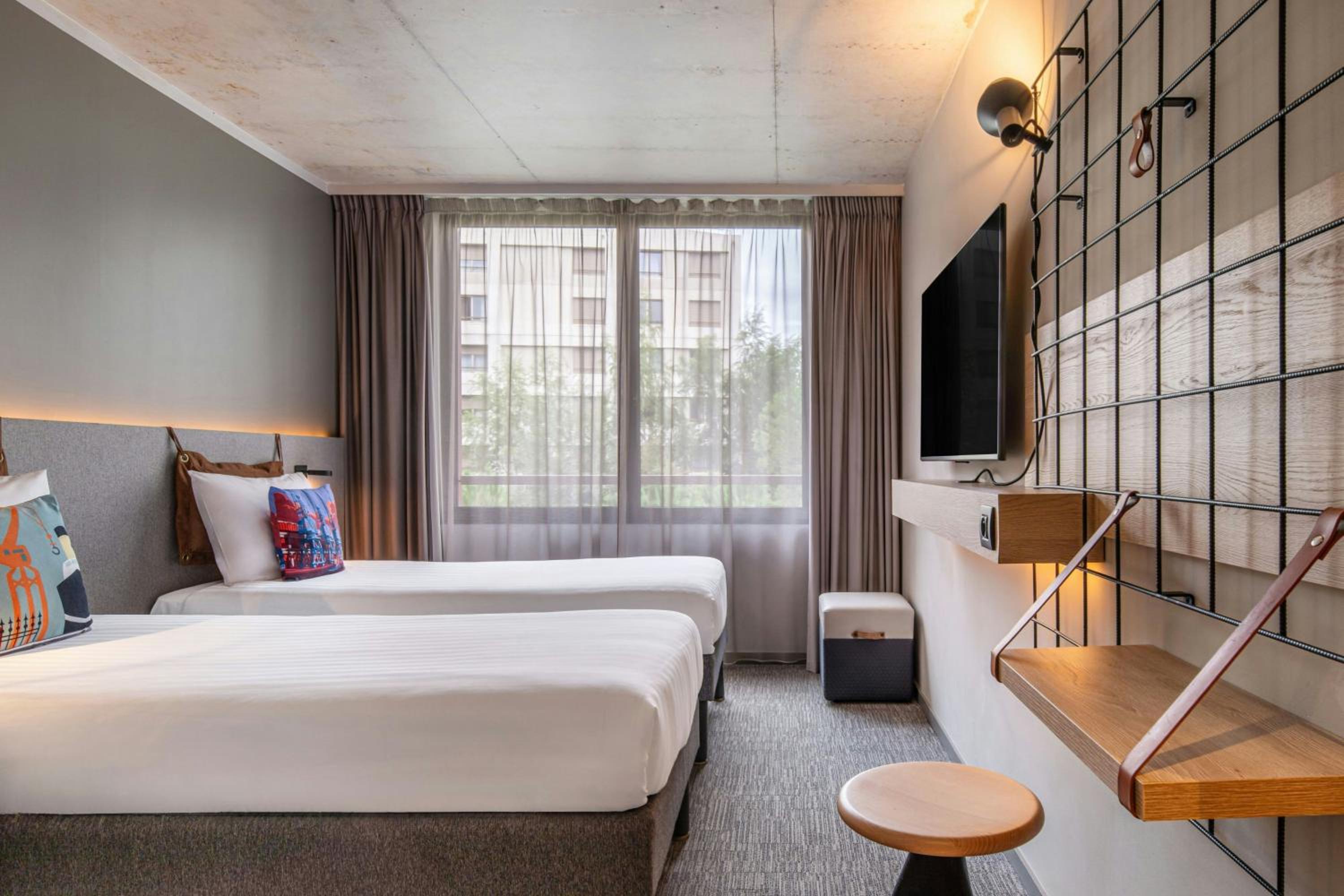 Moxy Sleeper, Twin Beds