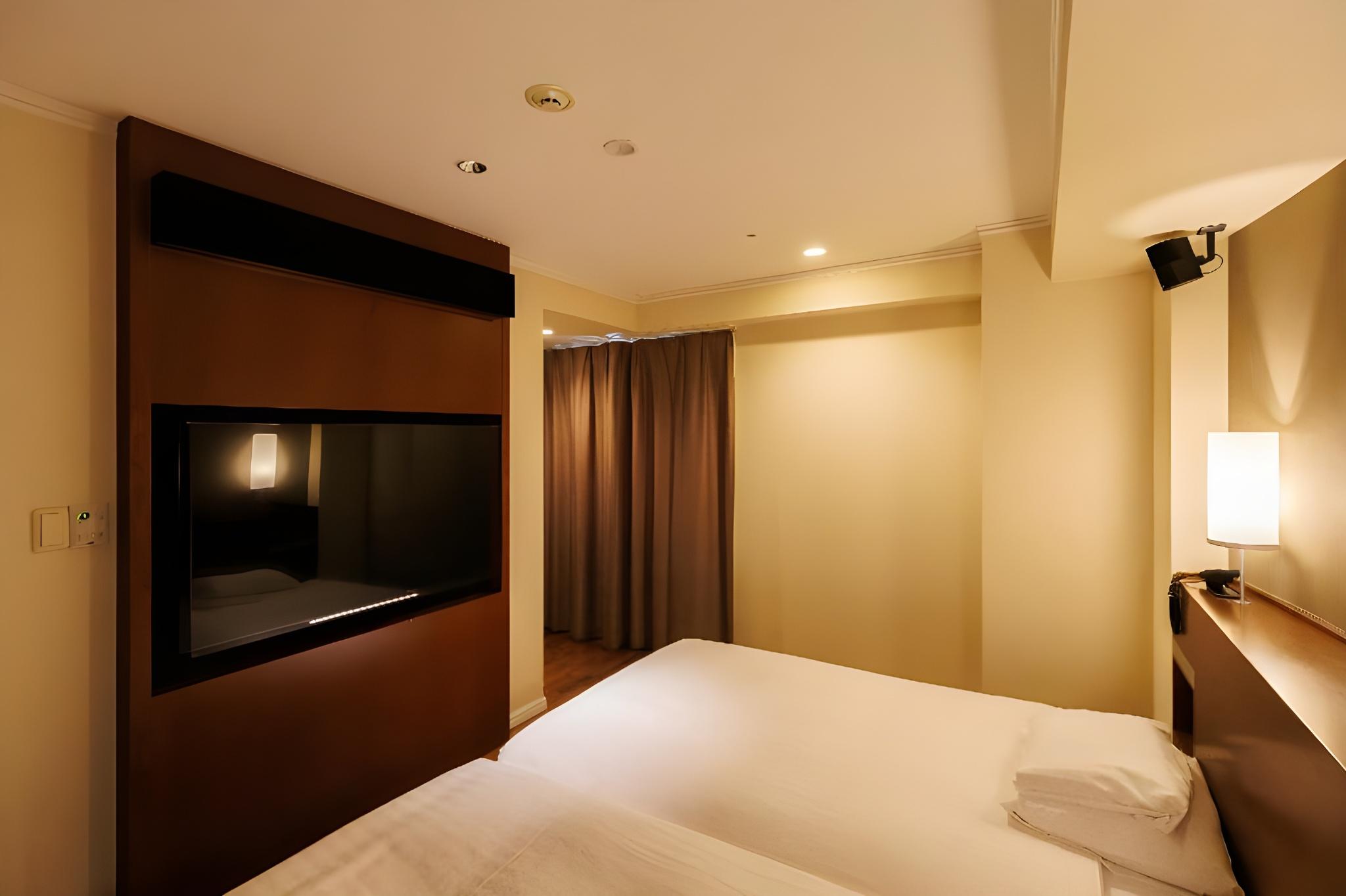 Aoi, Family, Twin Beds