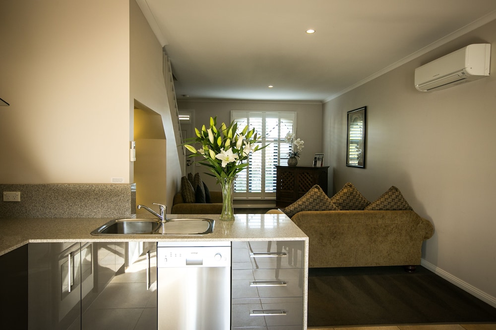 GALLERY APARTMENTS 27/38
