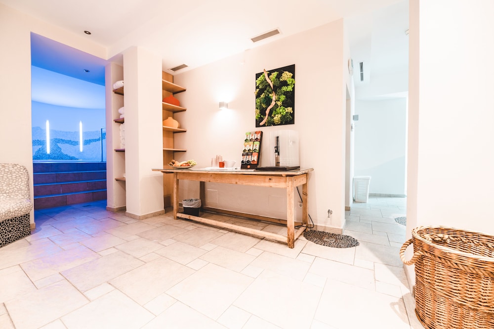 Cella Central Historic Boutique Hotel 6/69