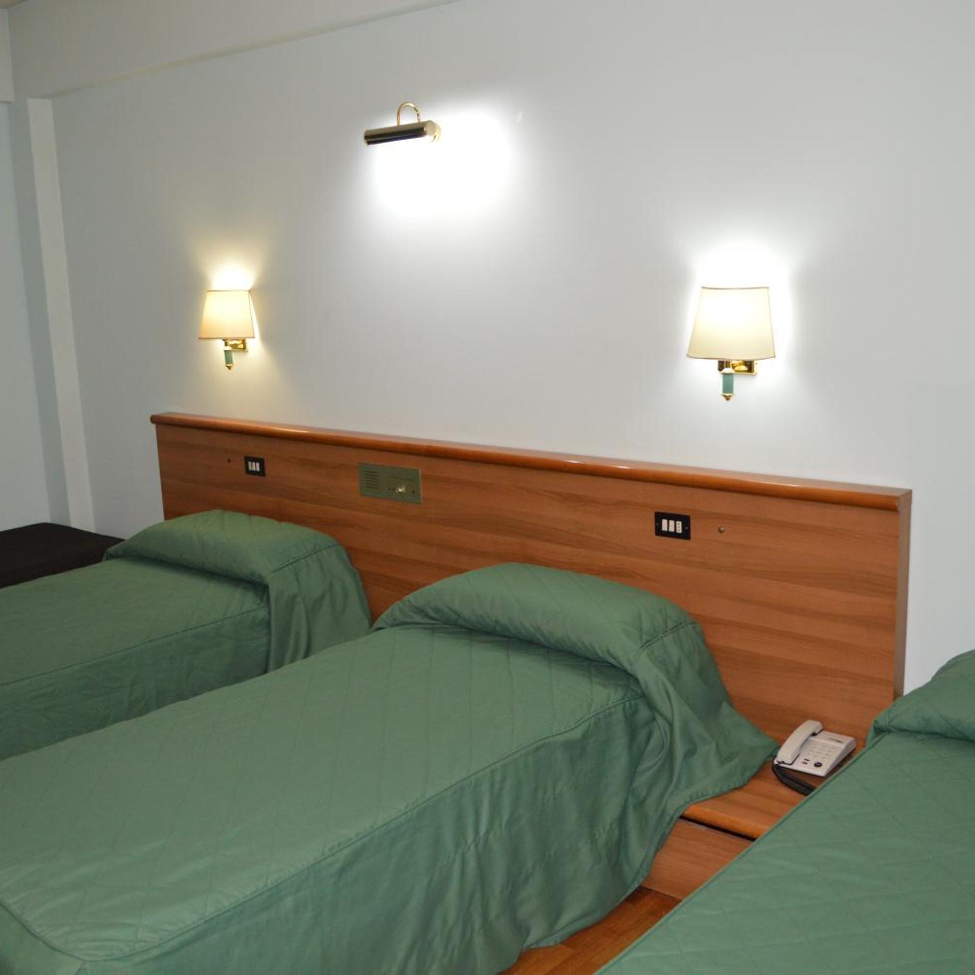 غرفة ثلاثية، Canadian Hotel 3/7