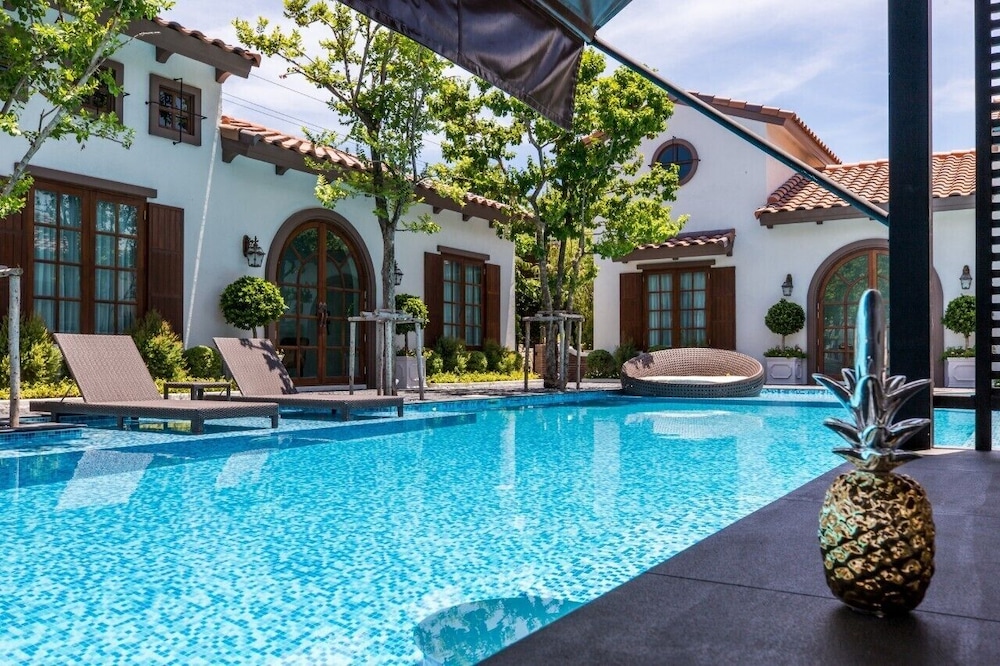 Villa Seville 32/50