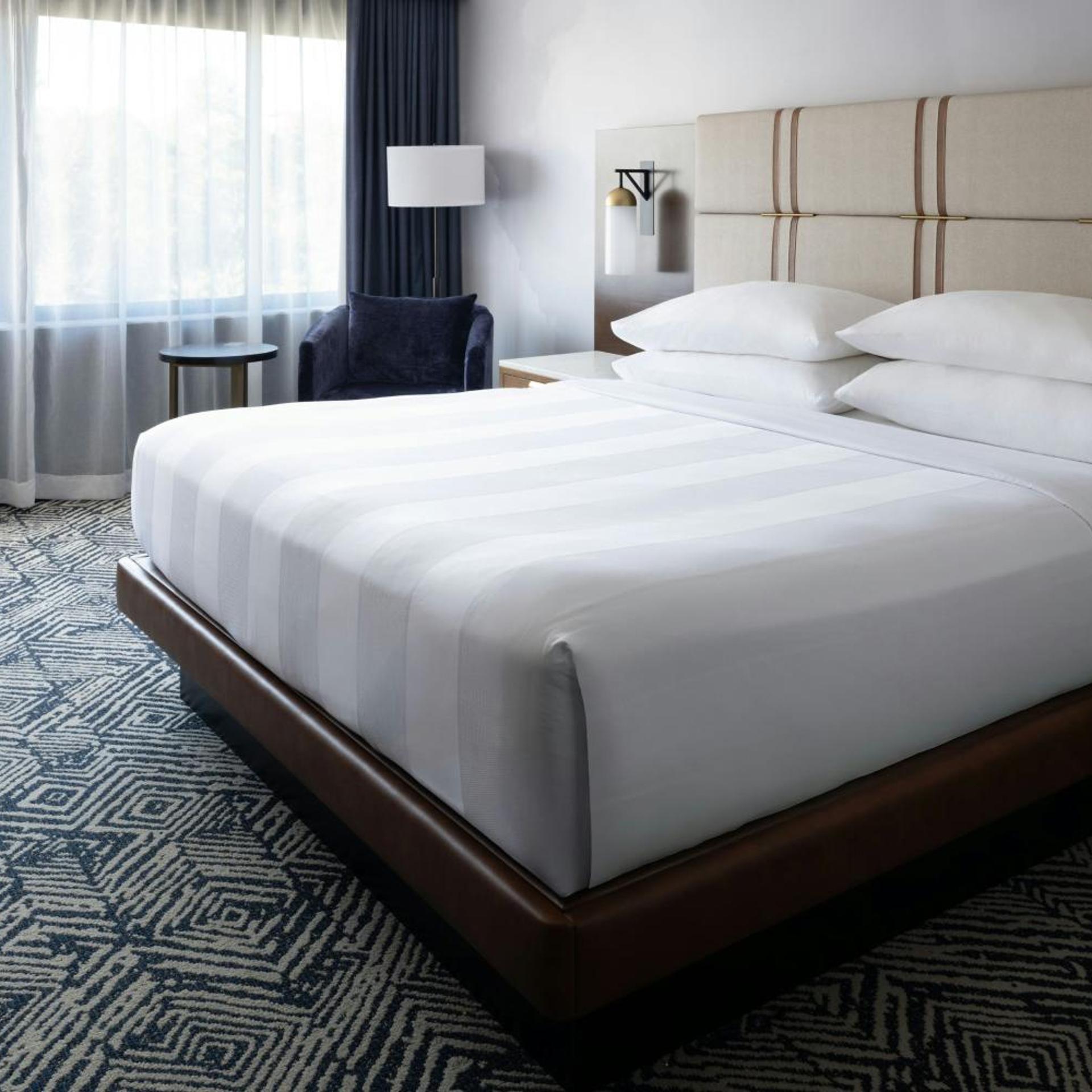Room, King Bed, Lounge Access, Accessible
