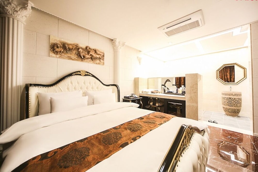 Gold, Suite, King Bed