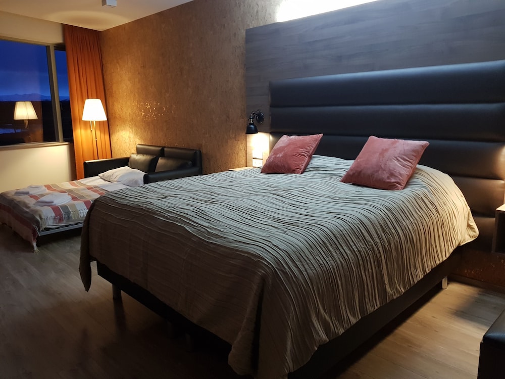 HOTEL KRIUNES 8/83