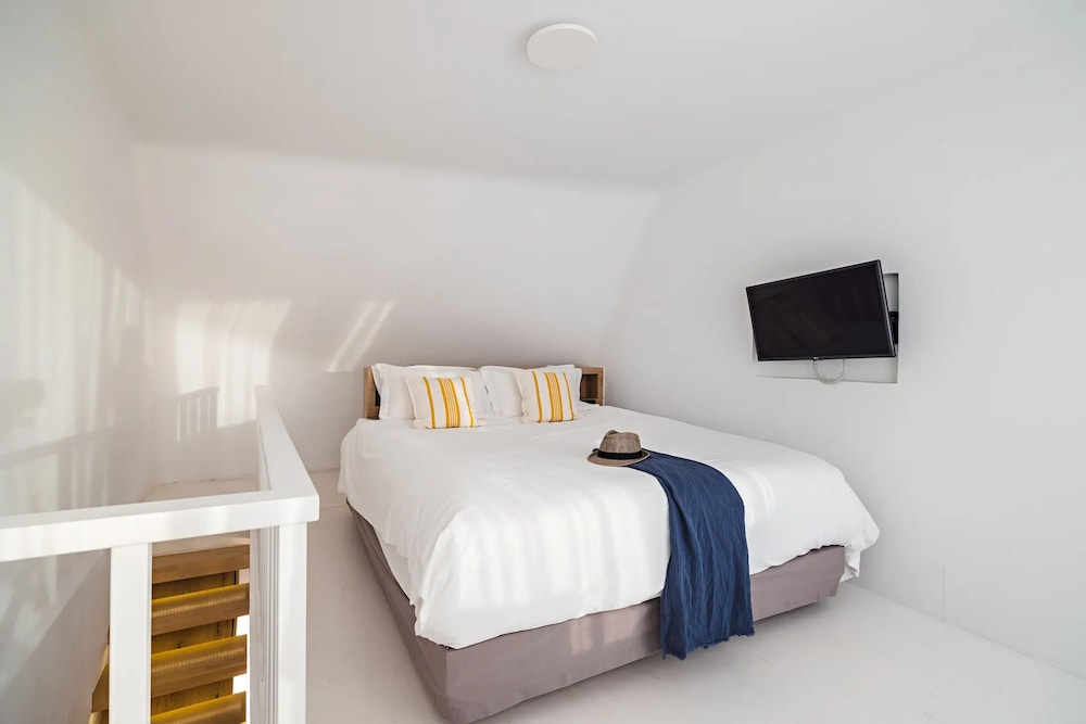 Mini, Suite, Quadruple, Queen Bed, Caldera View, Sofa, Plunge Pool، Rocabella Deluxe Suites And Spa 3/10