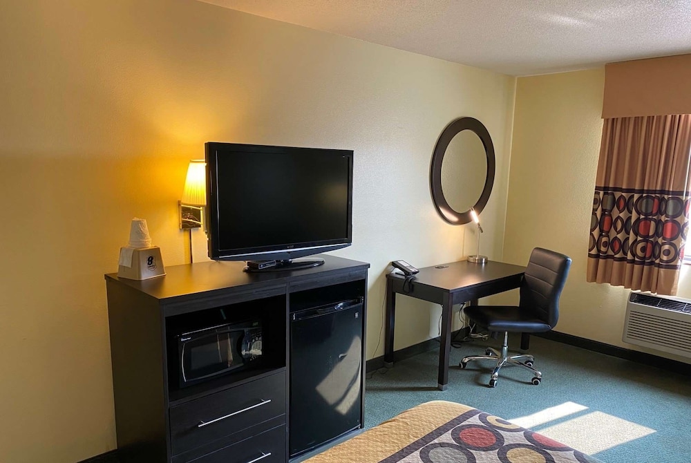 Super 8 by Wyndham Colby 39/42
