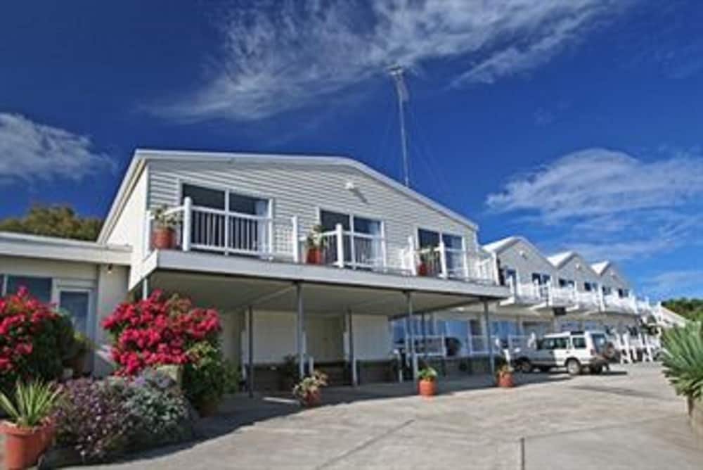 A Great Ocean View Motel 1/27