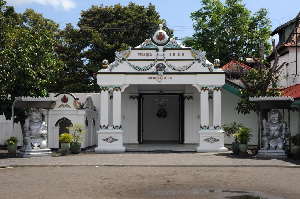 Reddoorz Plus Near Alun Alun Selatan 37/42