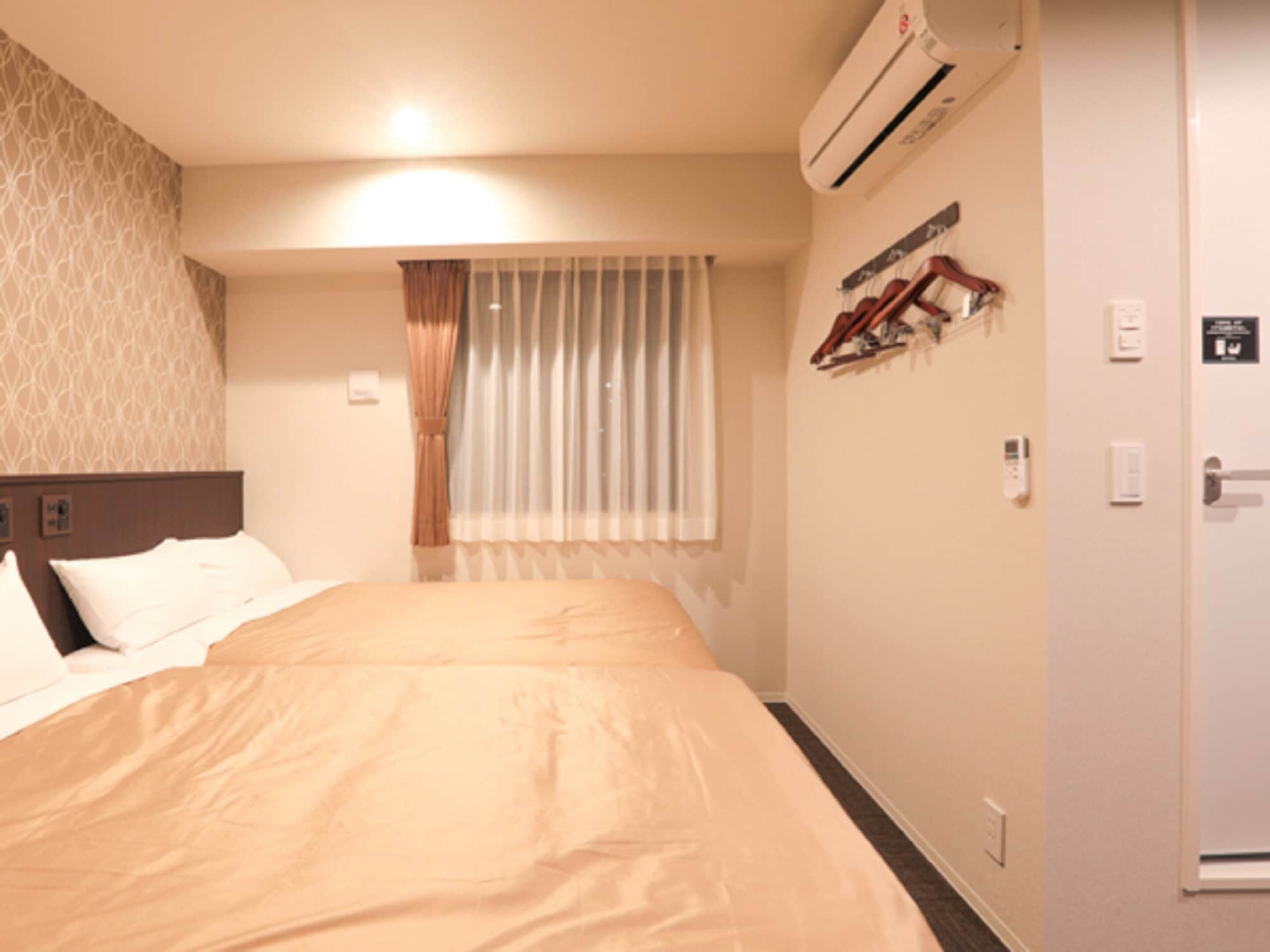ROOM, TWIN BEDS