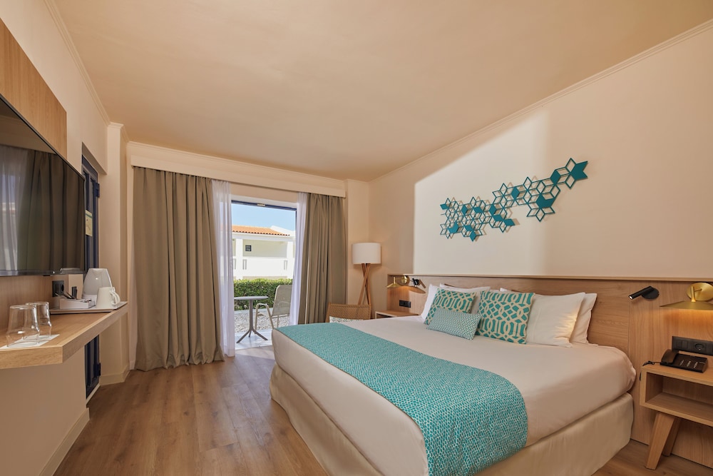 ROOM, DOUBLE BED, PARTIAL SEA VIEW, BALCONY