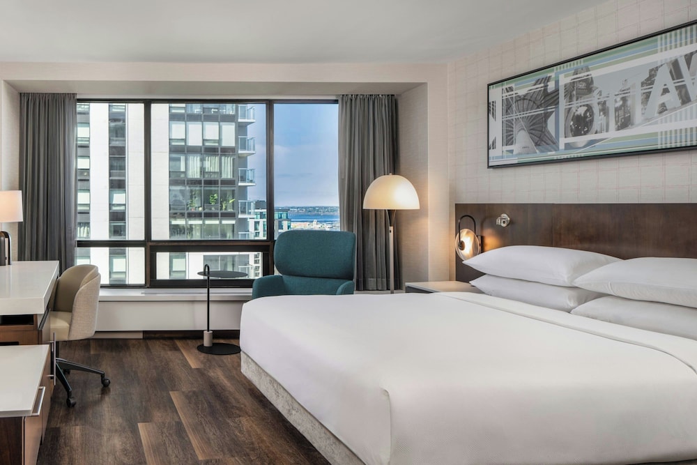 Club, King Bed