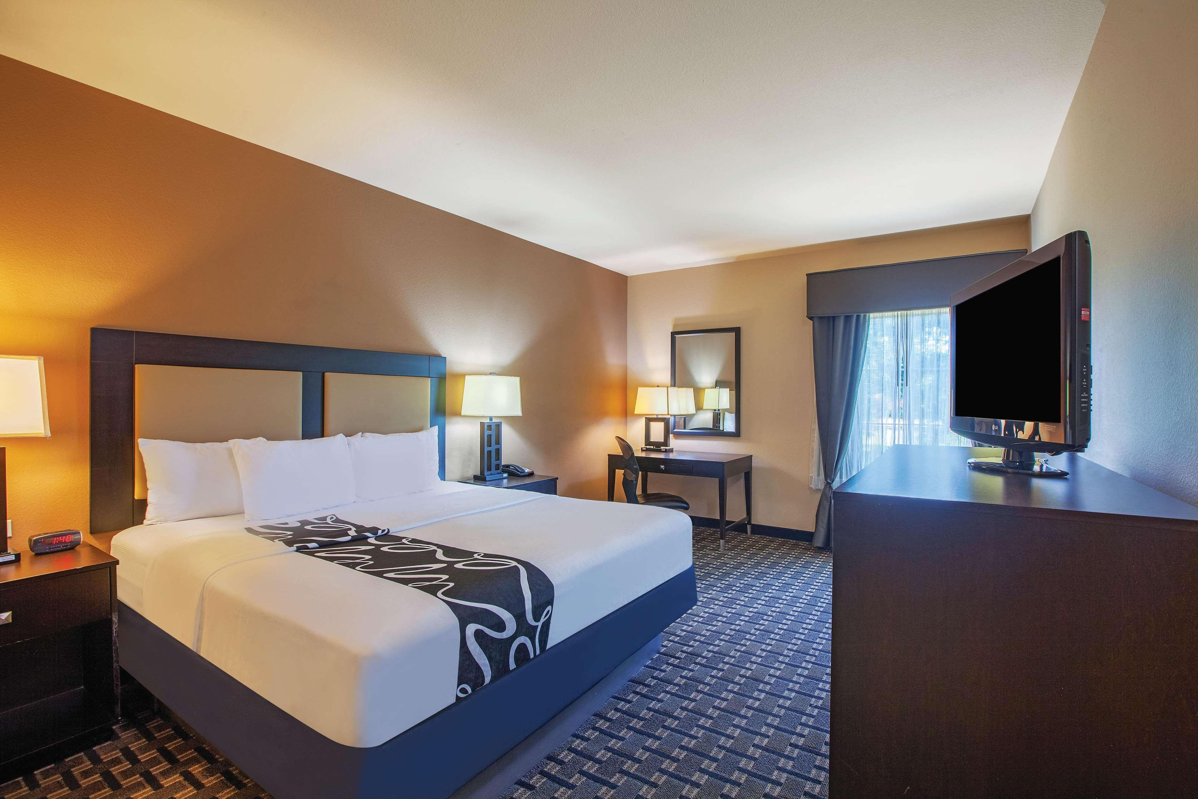 غرفة بسرير مزدوج، La Quinta Inn Suites Jacksonville 2/4
