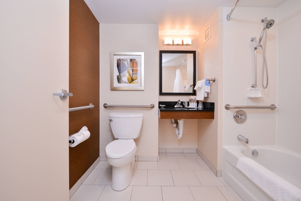 Fairfield Inn Amp Suites By Marriott Rochester West Greece 50/50