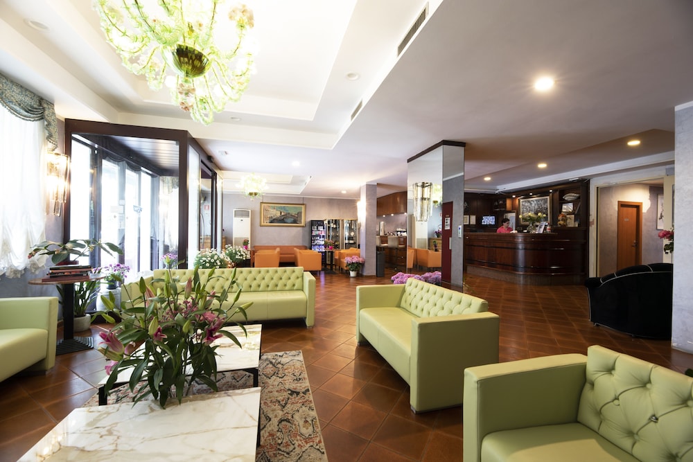 Vienna Hotel 34/53