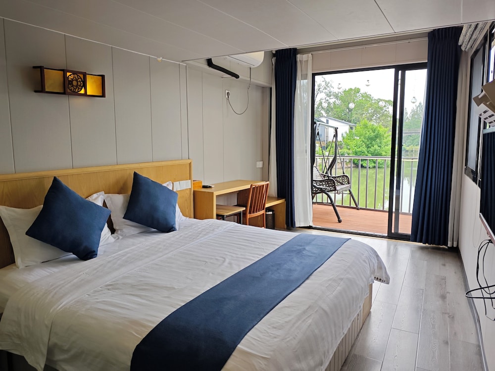 3 Bedrooms, Signature, Loft, 1 Double and 2 Queen Beds, Canal View, Pet Friendly