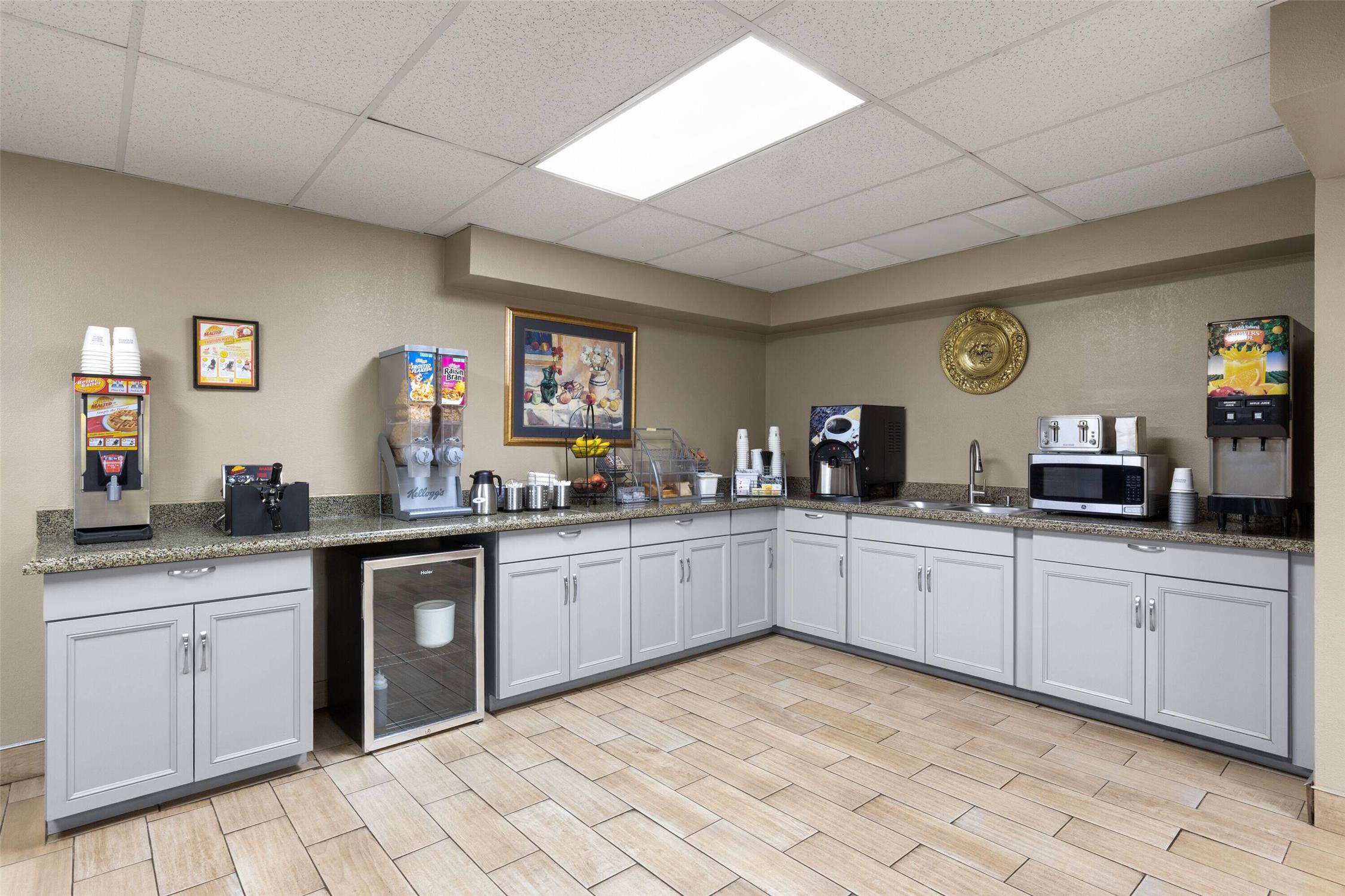 Super 8 by Wyndham Shepherdsville / Louisville South I65 20/32