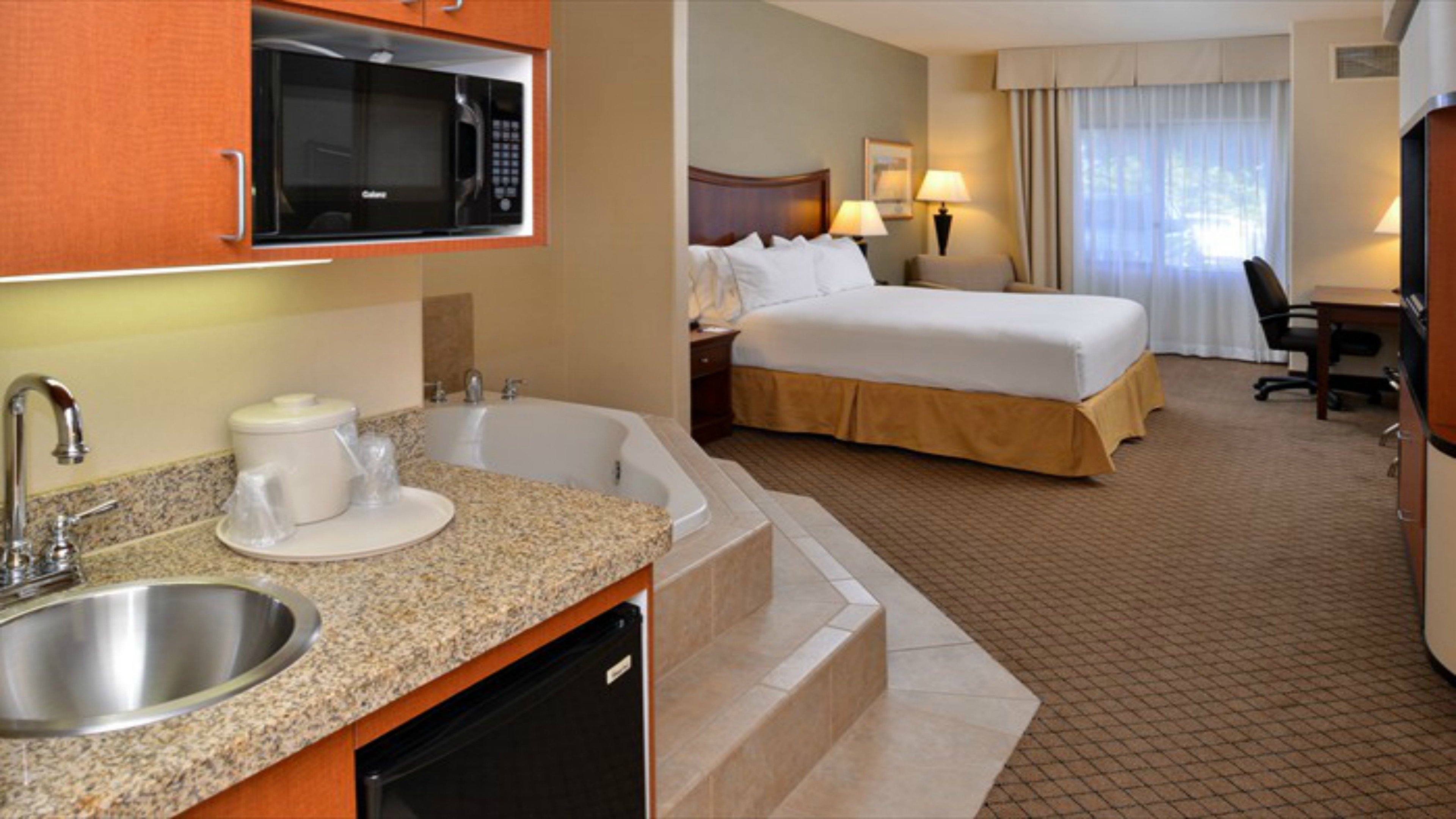 Holiday Inn Express Hotel & Suites Lincoln-Roseville Area 69/71