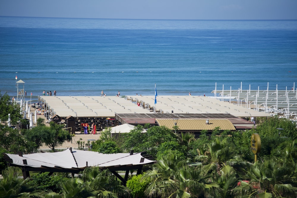 Aydinbey Kings Palace Spa and Resort Hotel 60/64