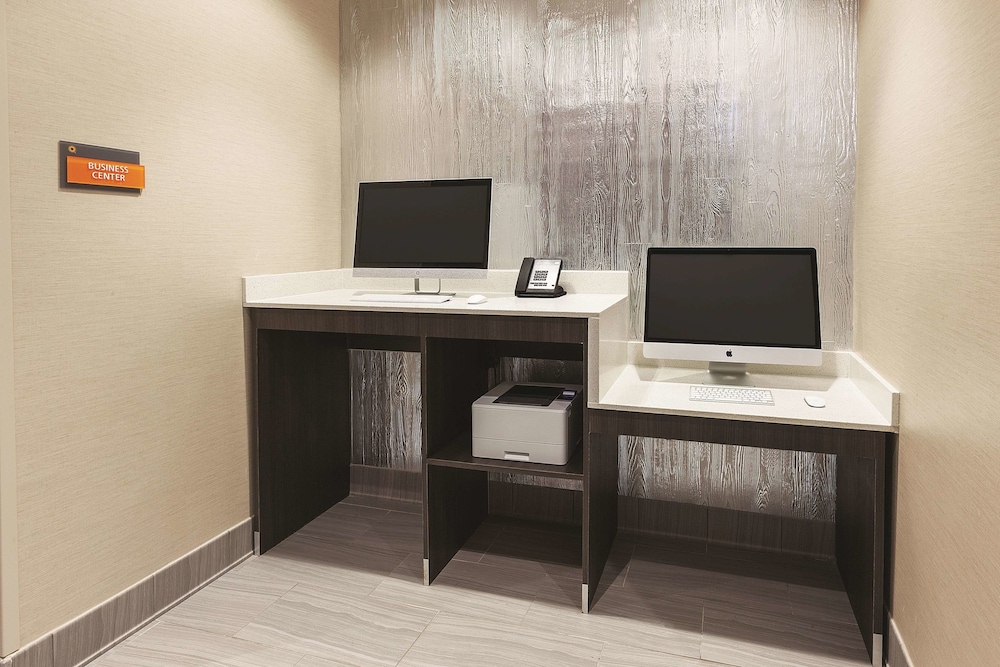 La Quinta Inn & Suites By Wyndham Terre Haute 41/44