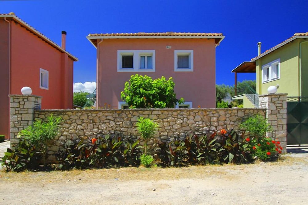 Saint Thomas Village 38/41