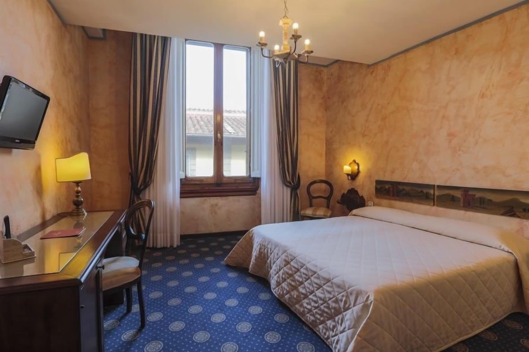 ROOM, SINGLE