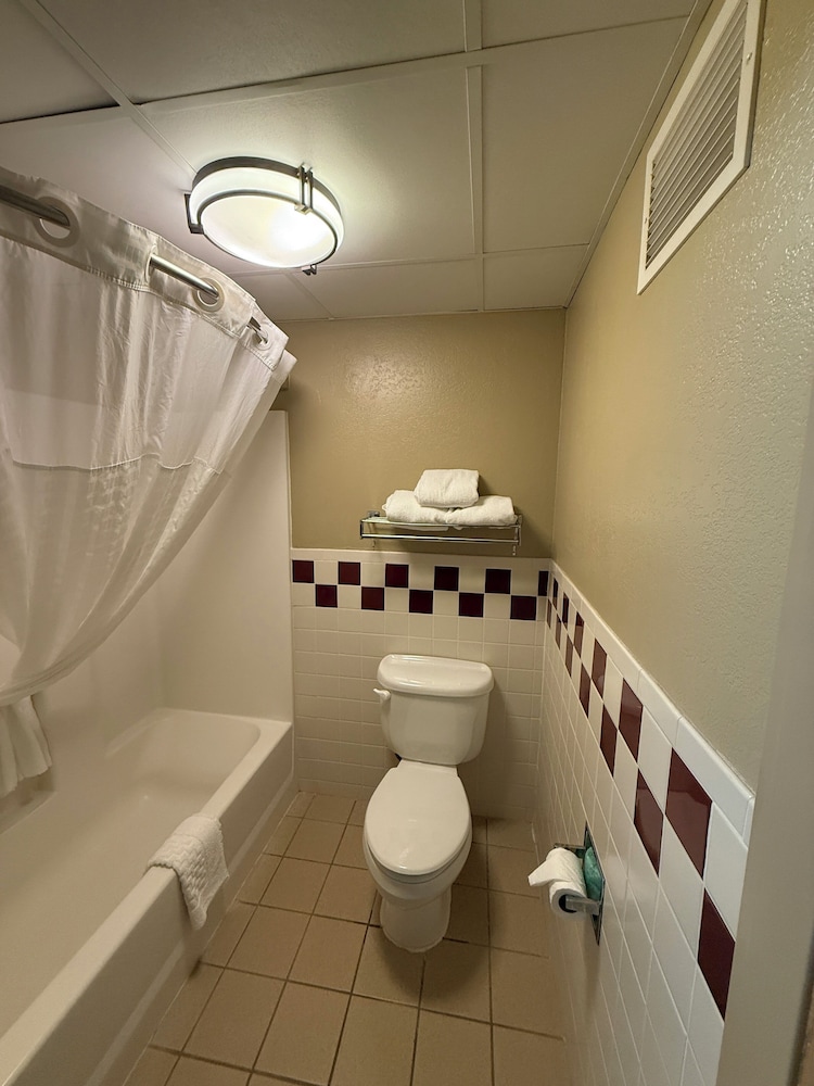 غرفة قياسية بسريرين كوين، Rodeway Inn Hesston, KS 9/10