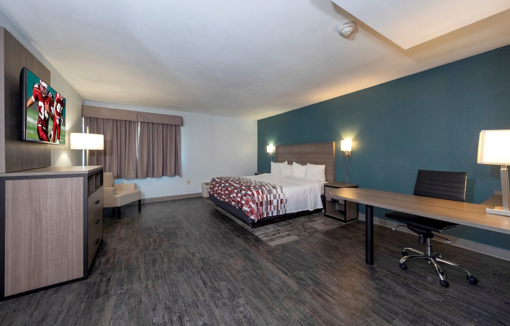 HomeTowne Studios by Red Roof Wilmington - New Castle 10/20