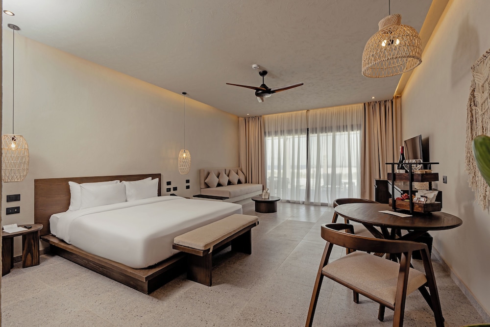 Swim Up, Garden, Junior Suite, King Bed