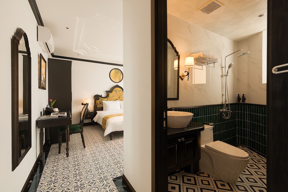 غرفة ديلوكس بسرير كينج بإطلالة على المدينة بشرفة، C'Lau Hotel Ninh Binh - A Gem Nestled in Ancient Quarter 10/10