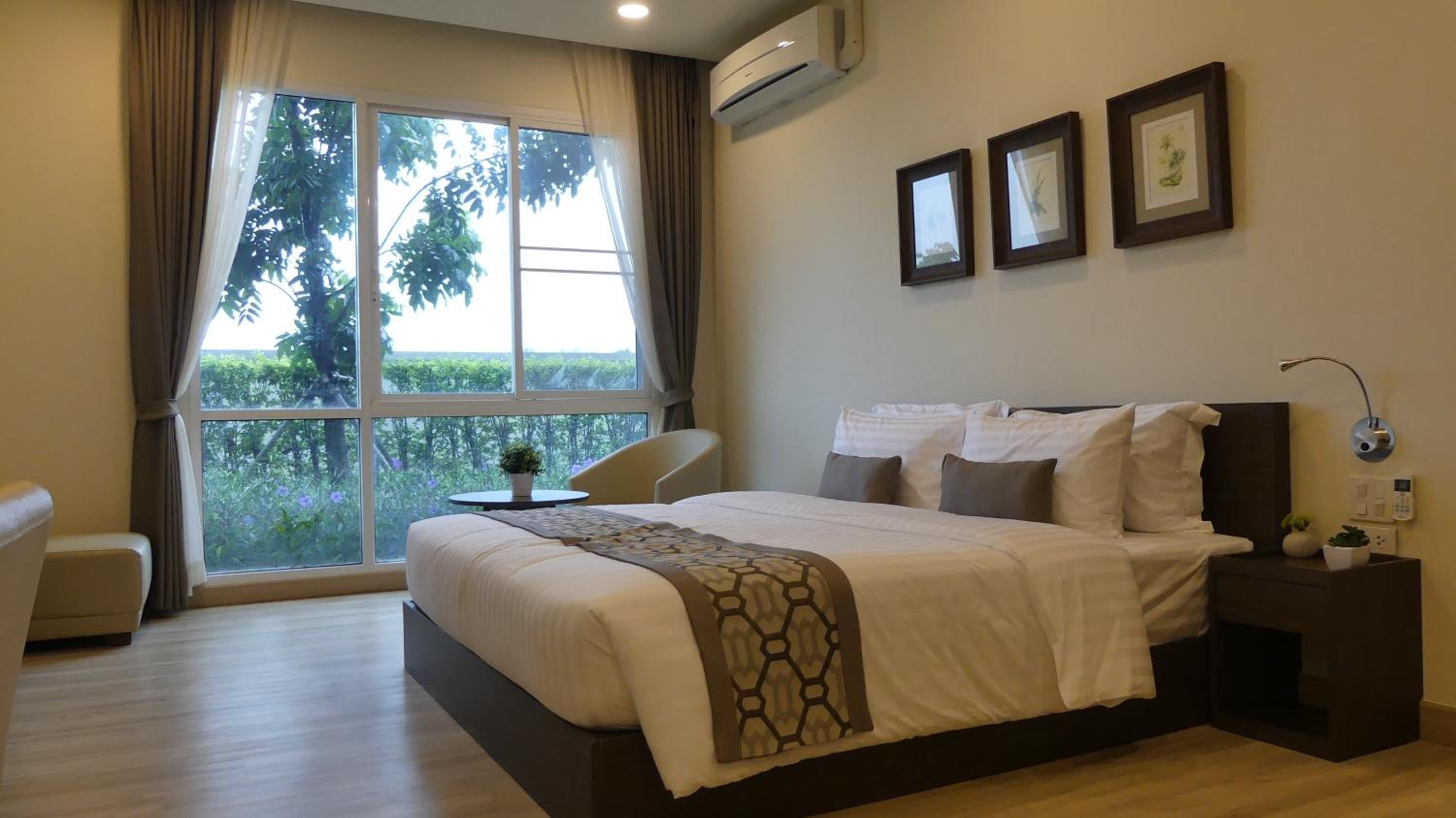 Garden Suite، The Garden 304 3/8