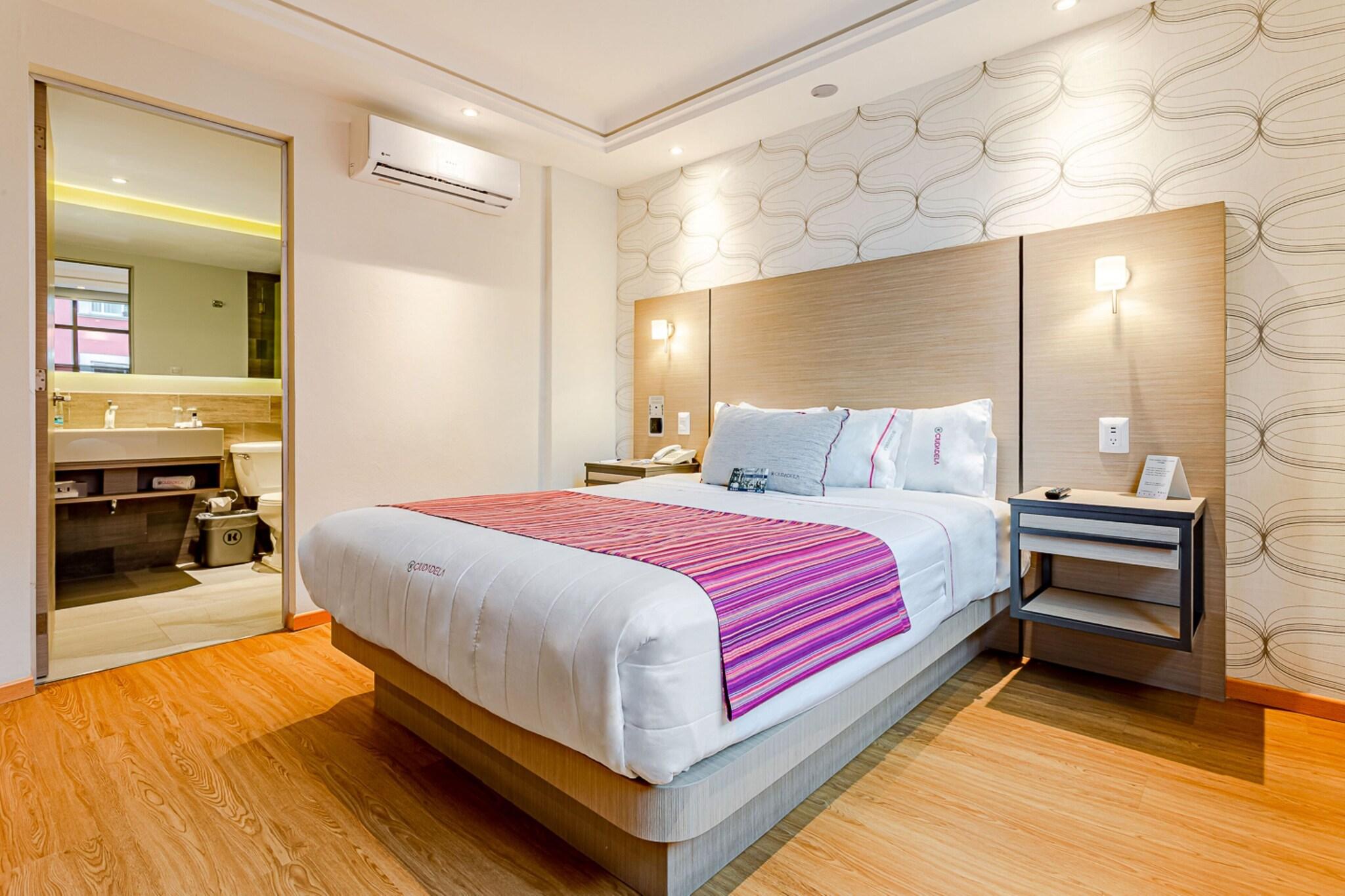 Room, Queen Bed