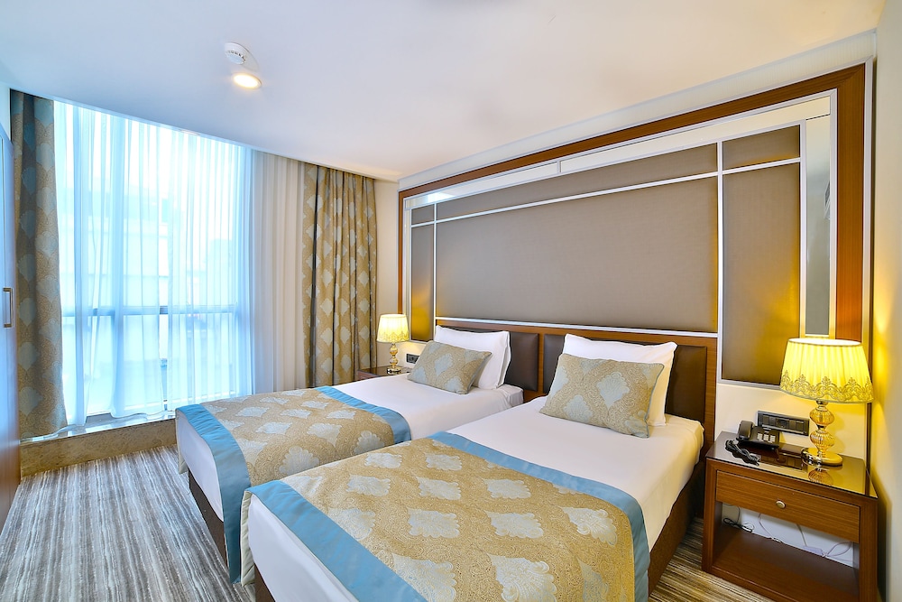ROOM, DOUBLE OR TWIN BED